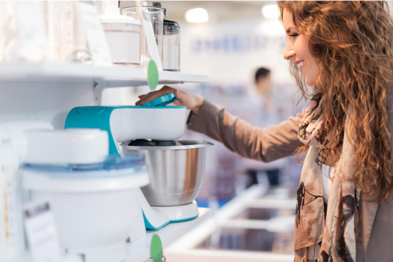 Mujer observando productos en góndola