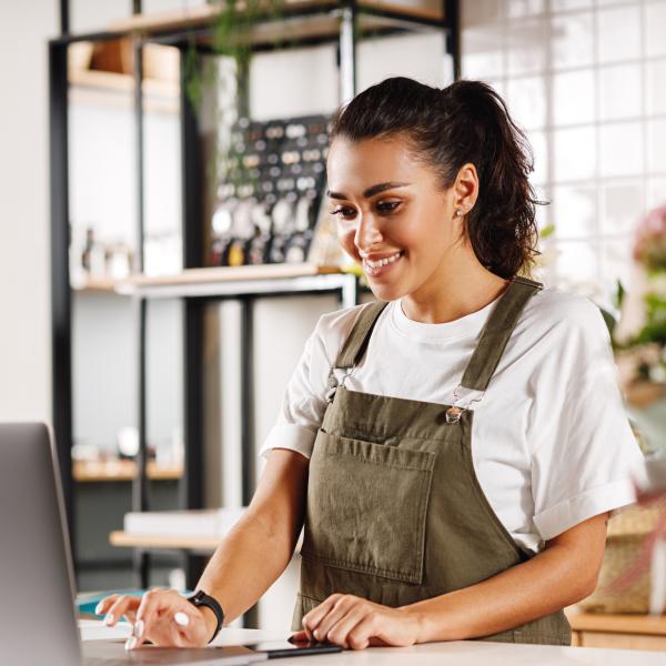 Trabajadora operando computadora